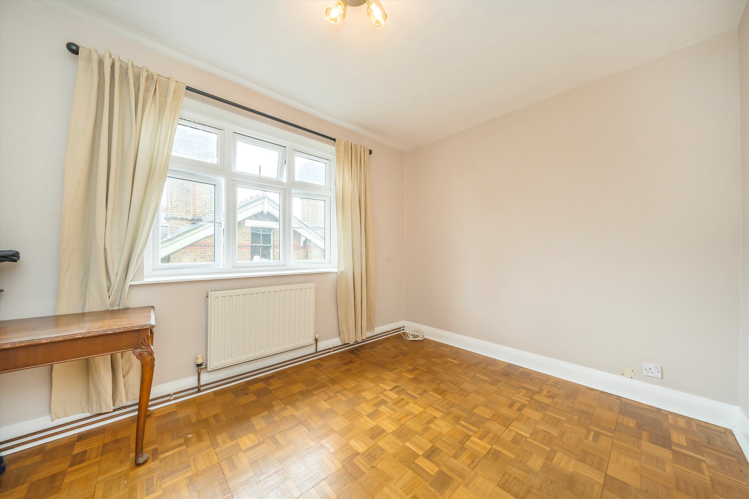 Flat The Downs in Greater London