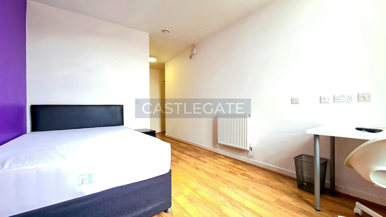 Flat Threadneedle Street in Kirklees