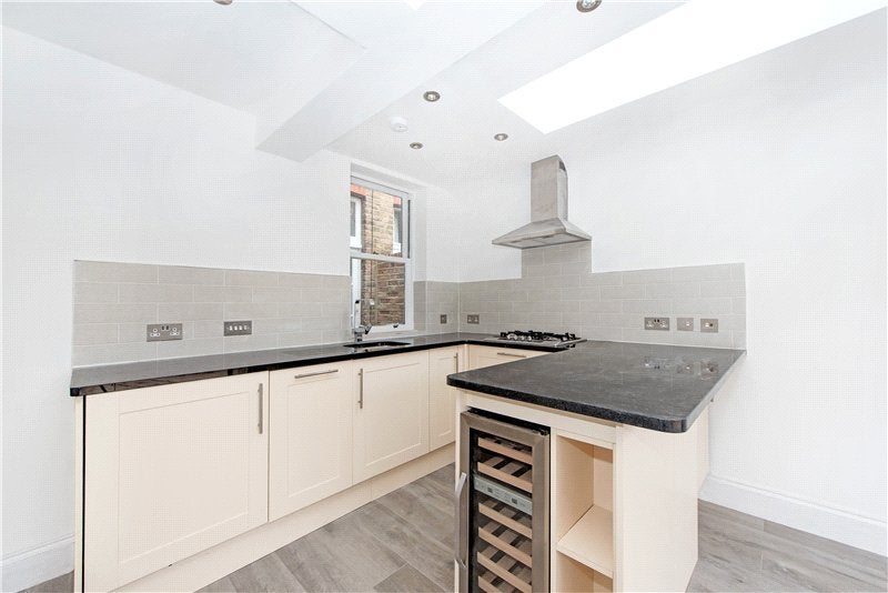 Flat Thornton Road in Greater London