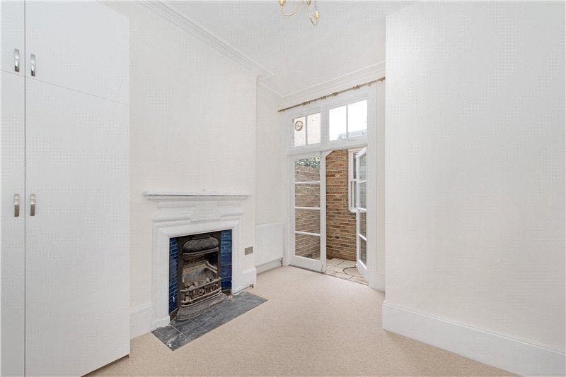 Flat Thornton Road in Greater London