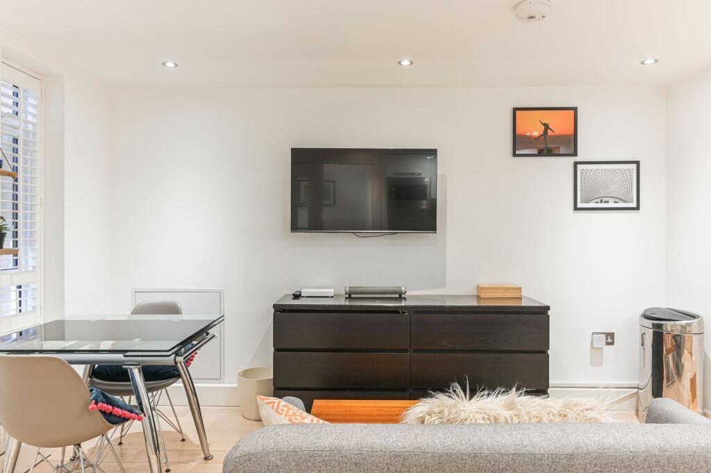 Flat Sloane Avenue in Greater London