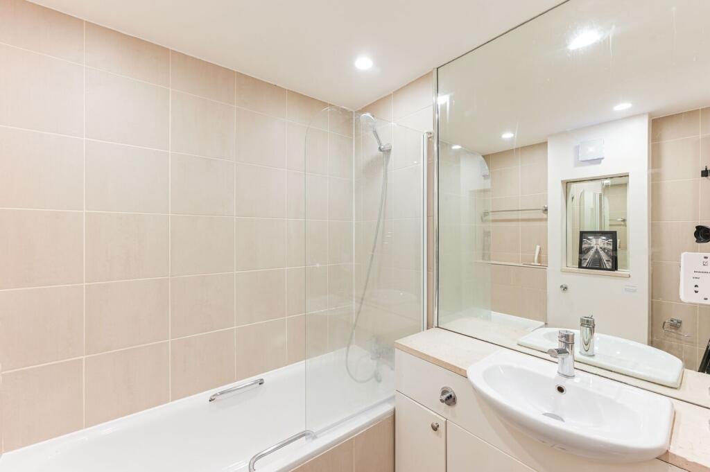 Flat Sloane Avenue in Greater London