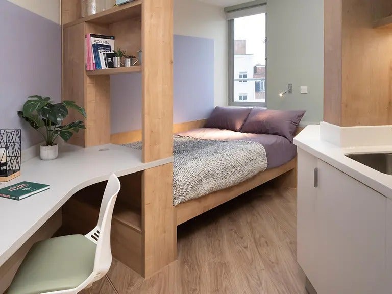 Room Settles Street in Greater London