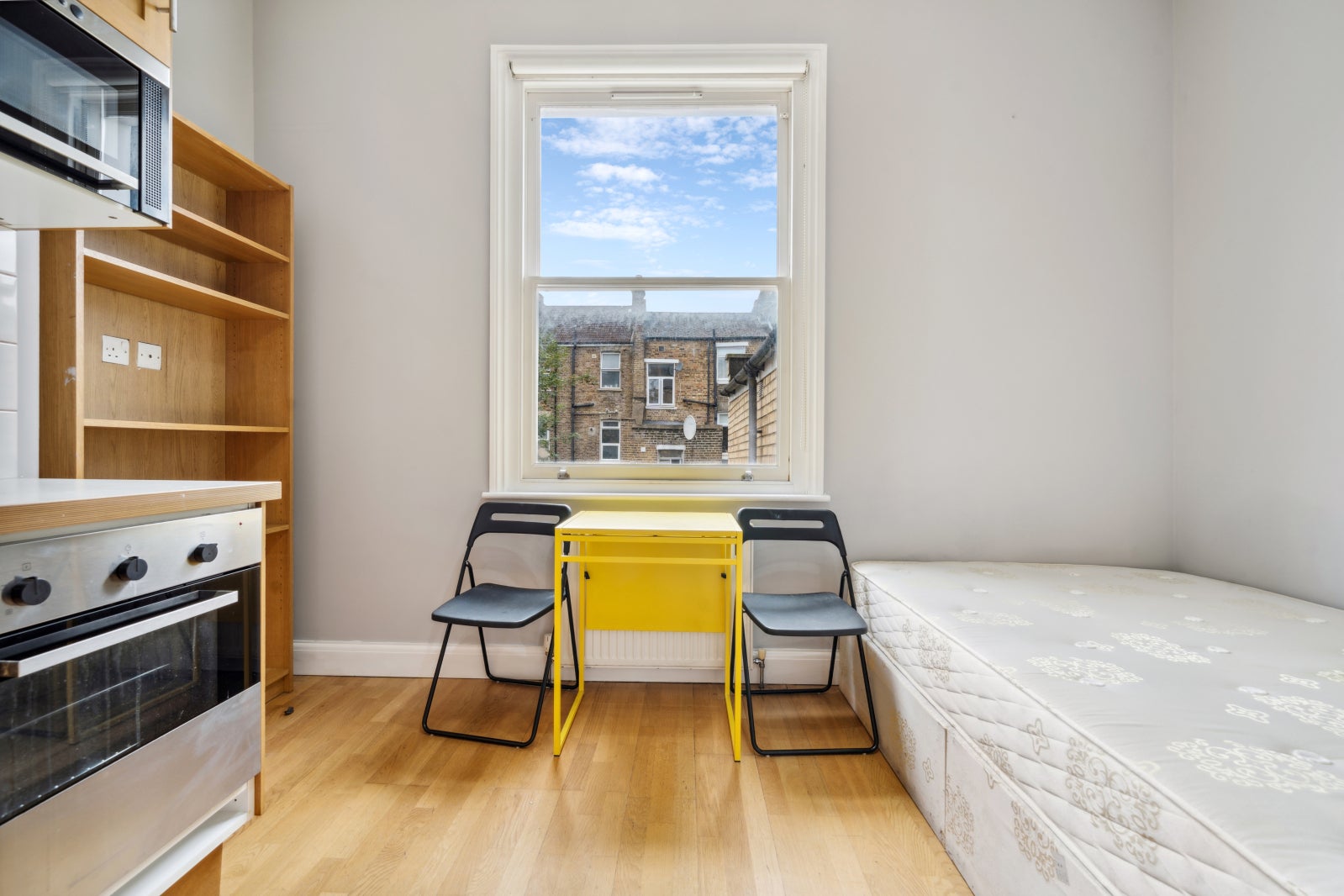 Flat Warbeck Road in Greater London