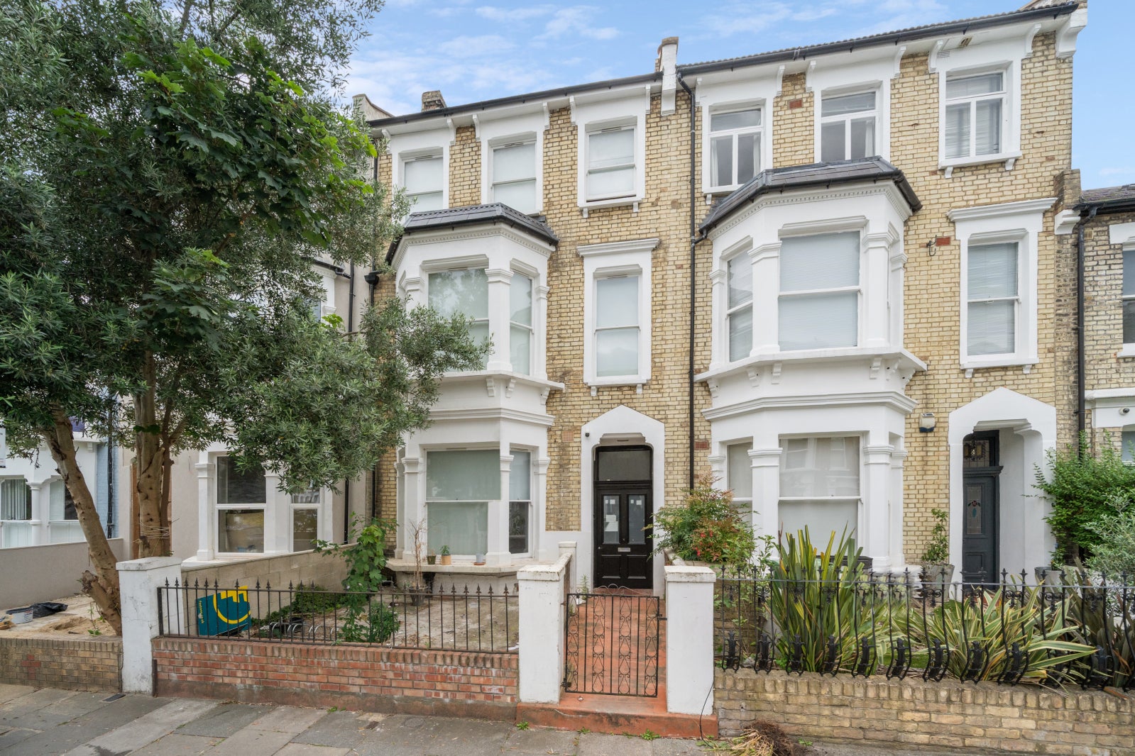 Flat Warbeck Road in Greater London