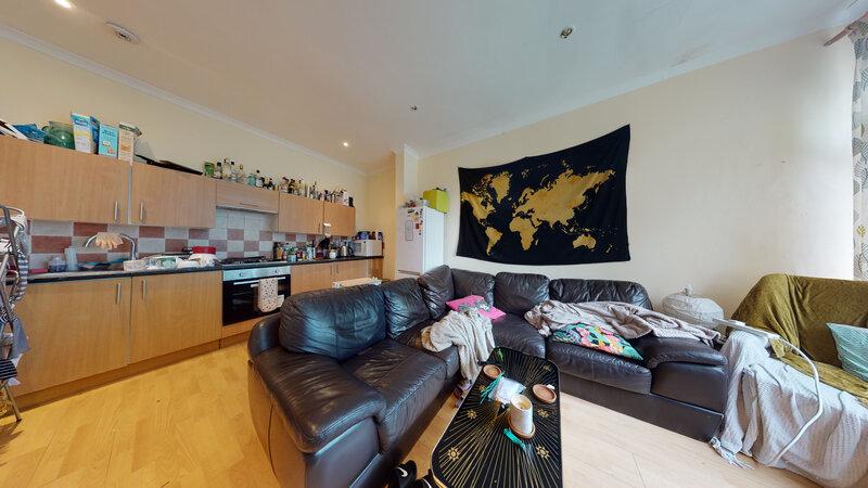 Flat Knowle Terrace in Leeds