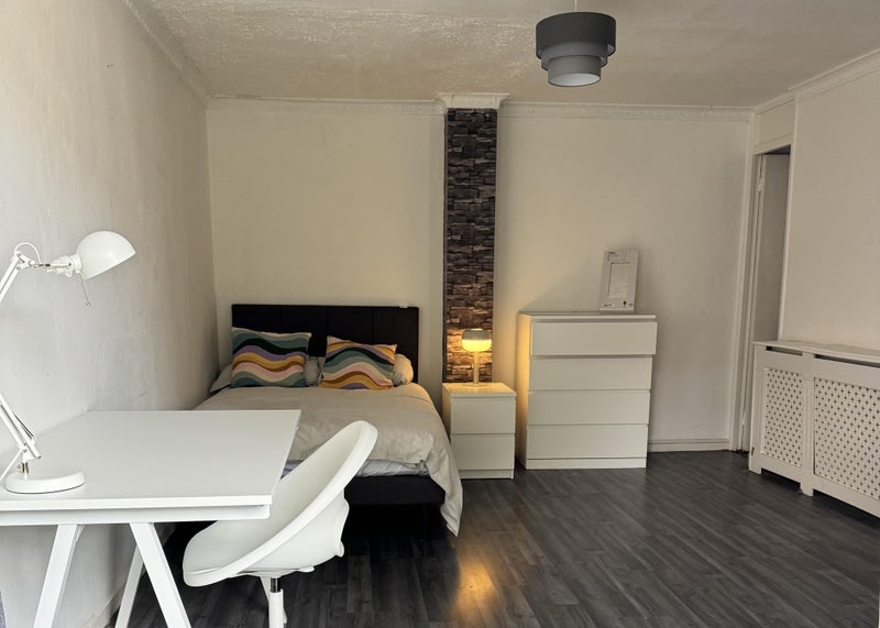 Room Olney Road in Greater London