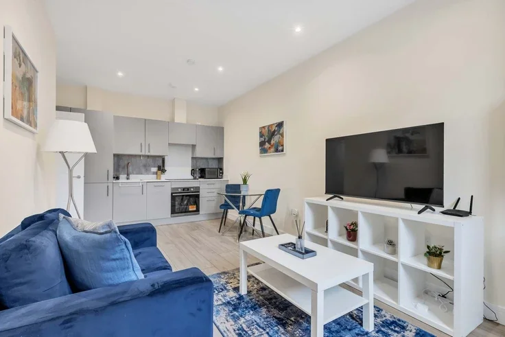 Flat Ewell Road in Greater London