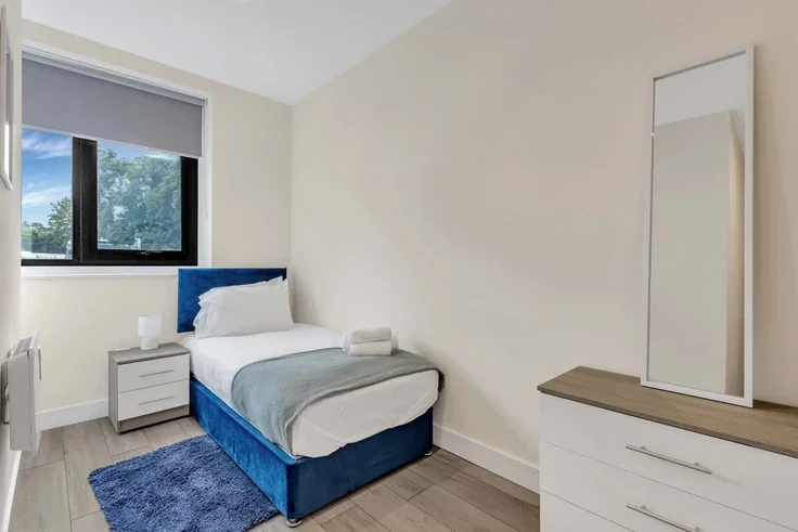Flat Ewell Road in Greater London