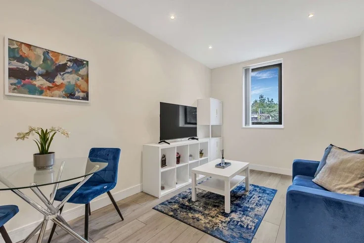 Flat Ewell Road in Greater London