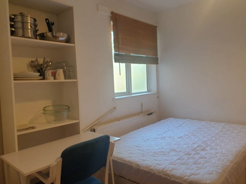 Flat Colney Hatch Lane in Greater London