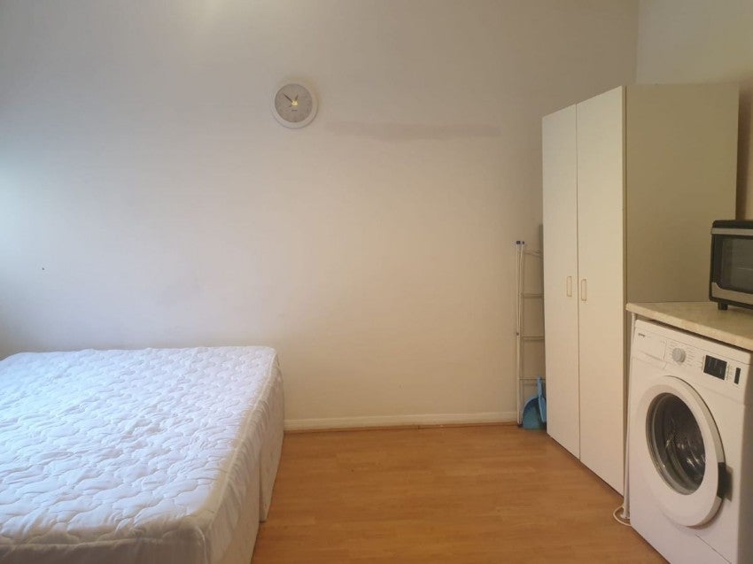 Flat Colney Hatch Lane in Greater London