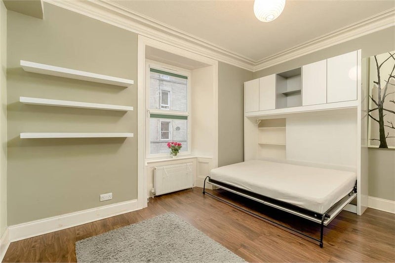 Room Drumdryan Street in City of Edinburgh