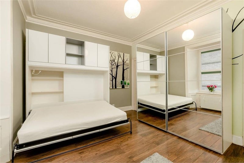 Room Drumdryan Street in City of Edinburgh
