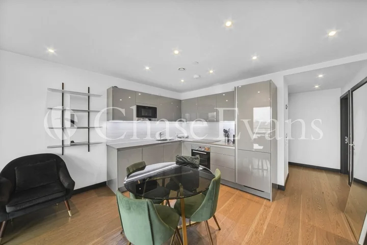 Flat Sayer Street in Greater London
