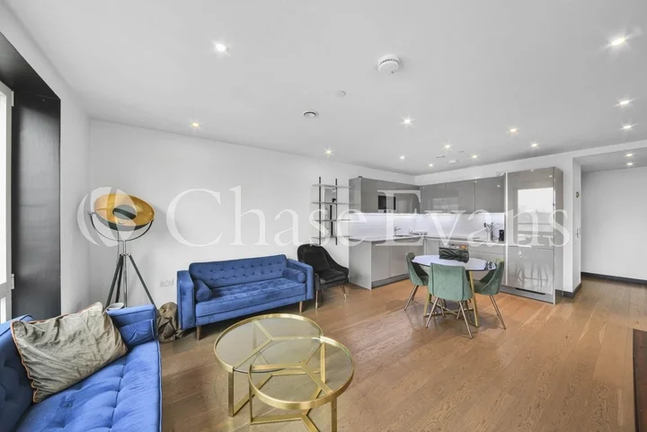 Flat Sayer Street in Greater London