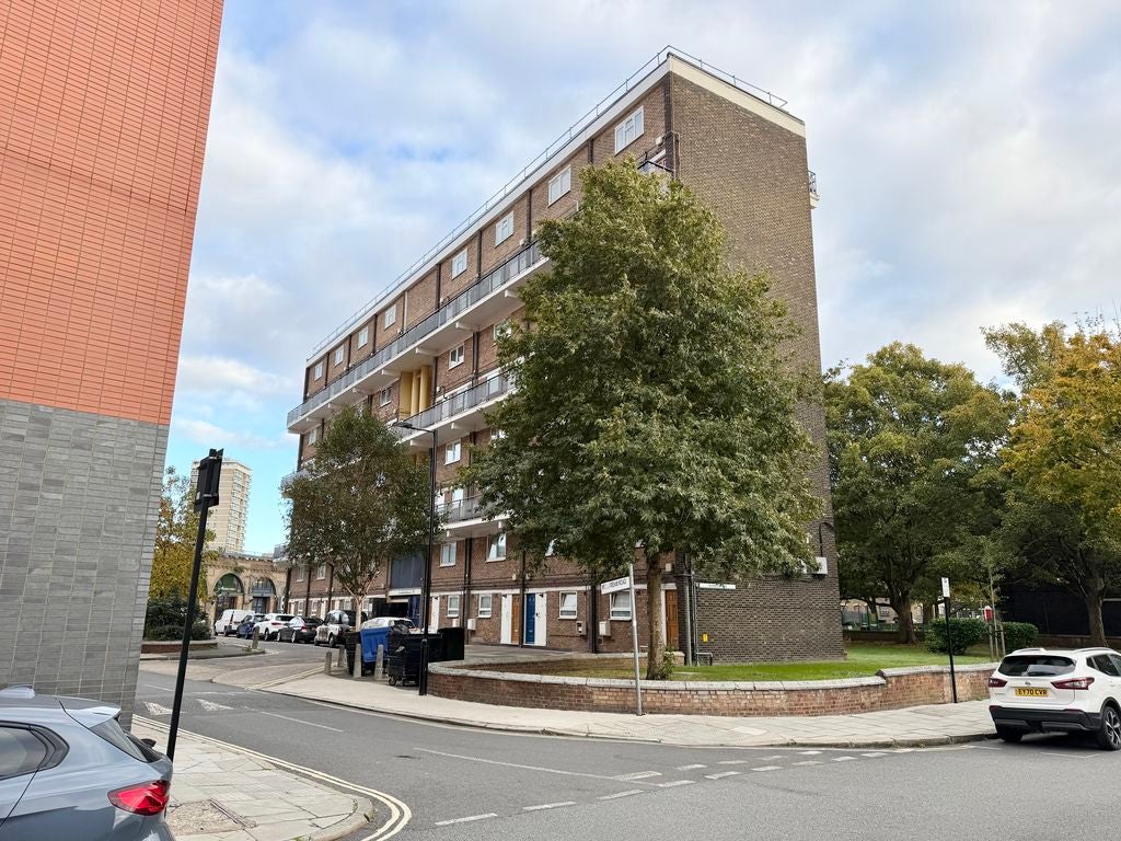 Flat Millstream Road in Greater London