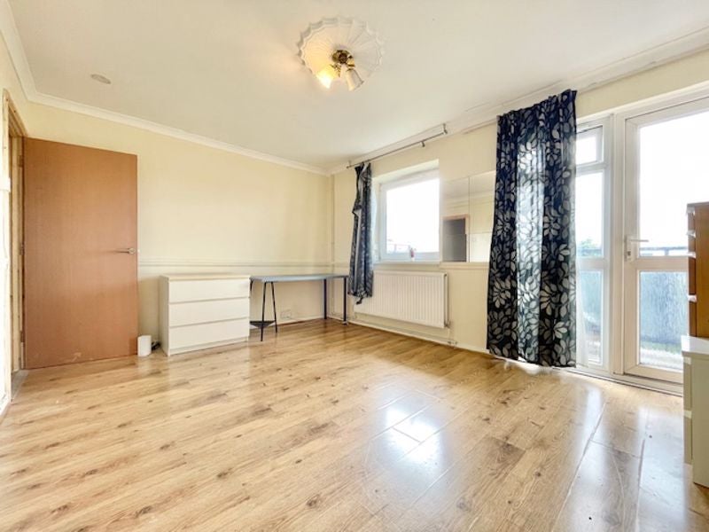 Flat Millstream Road in Greater London