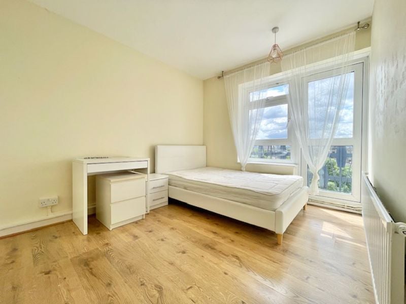 Flat Millstream Road in Greater London