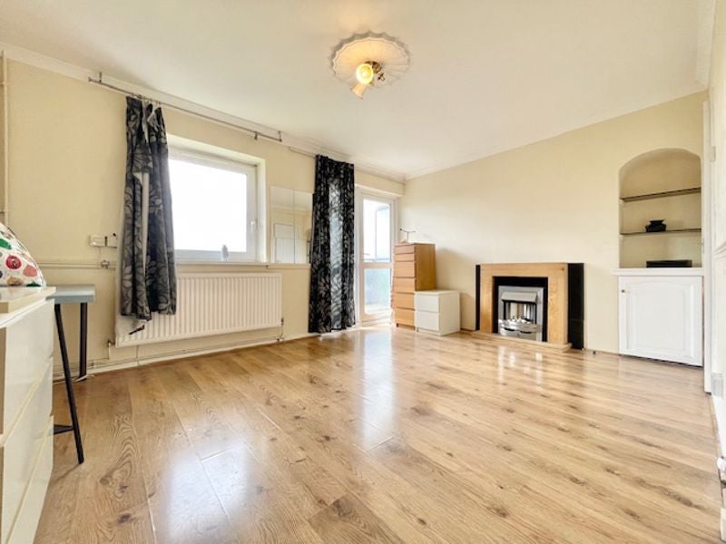 Flat Millstream Road in Greater London