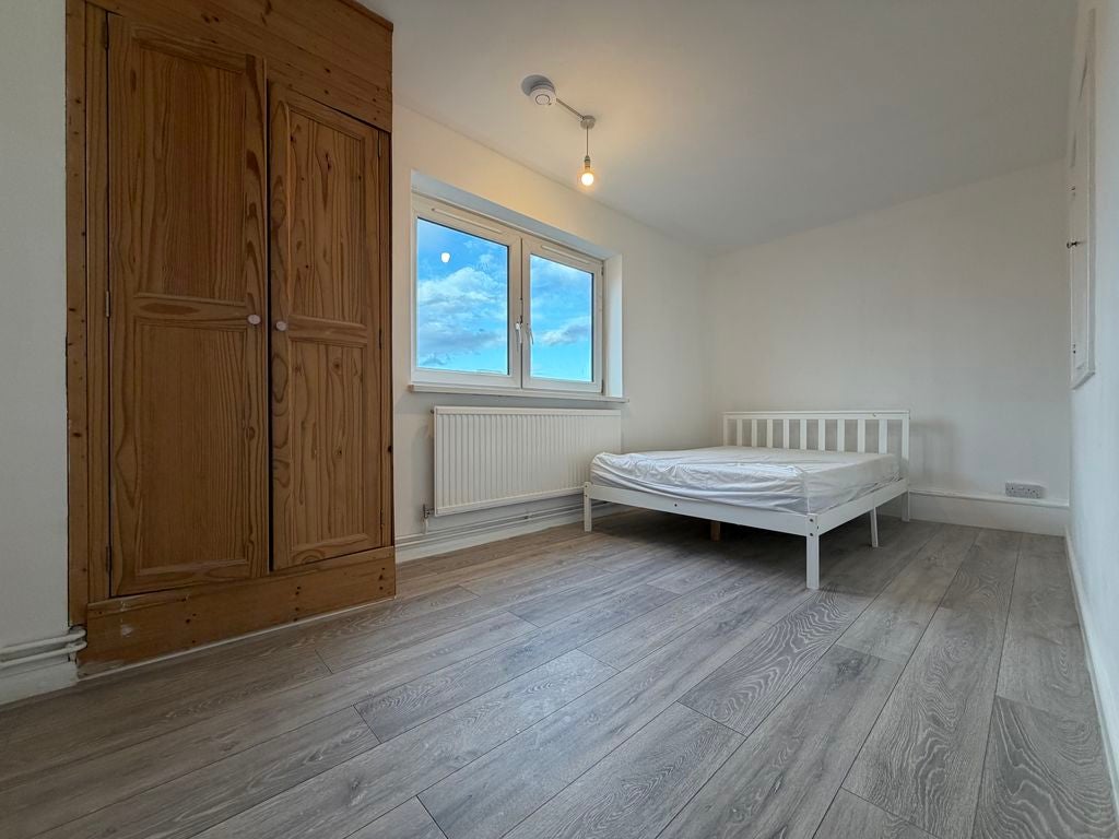 Flat Millstream Road in Greater London