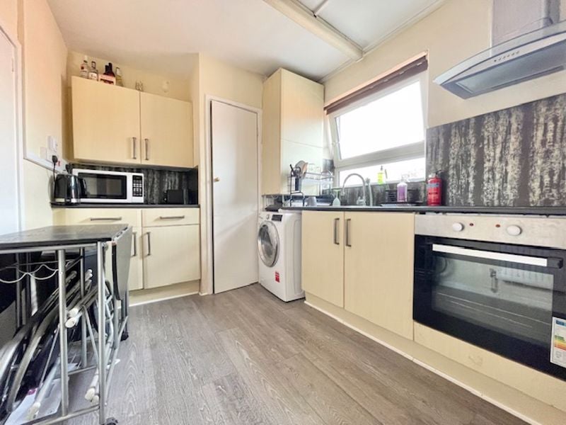 Flat Millstream Road in Greater London