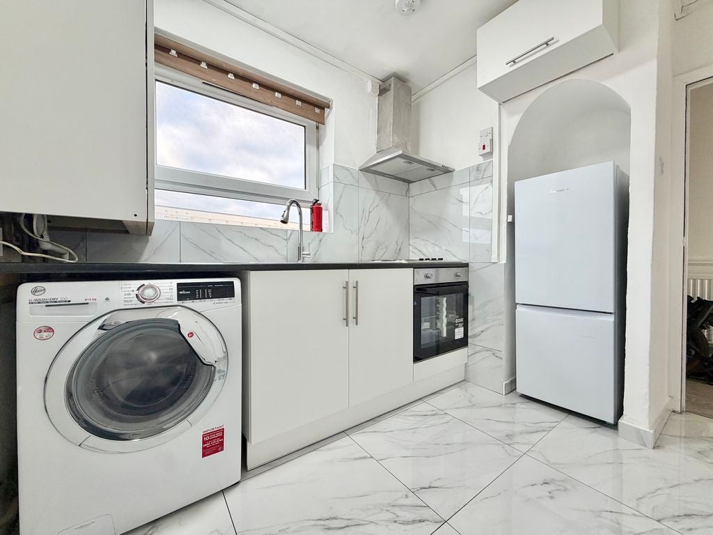 Flat Millstream Road in Greater London