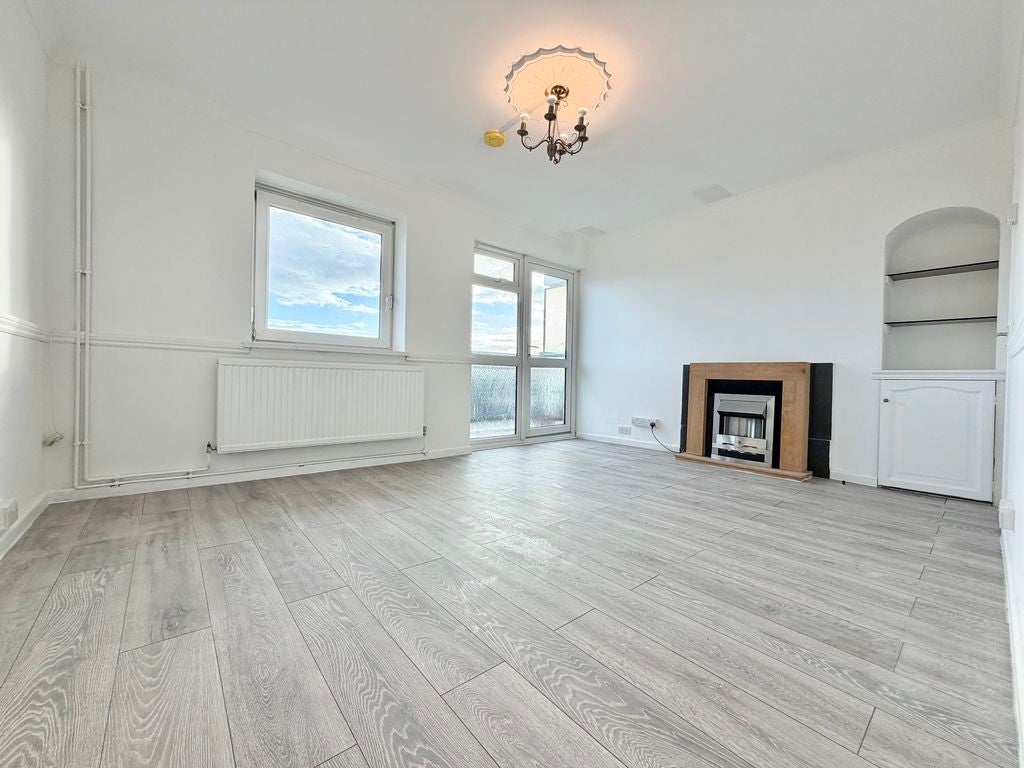 Flat Millstream Road in Greater London