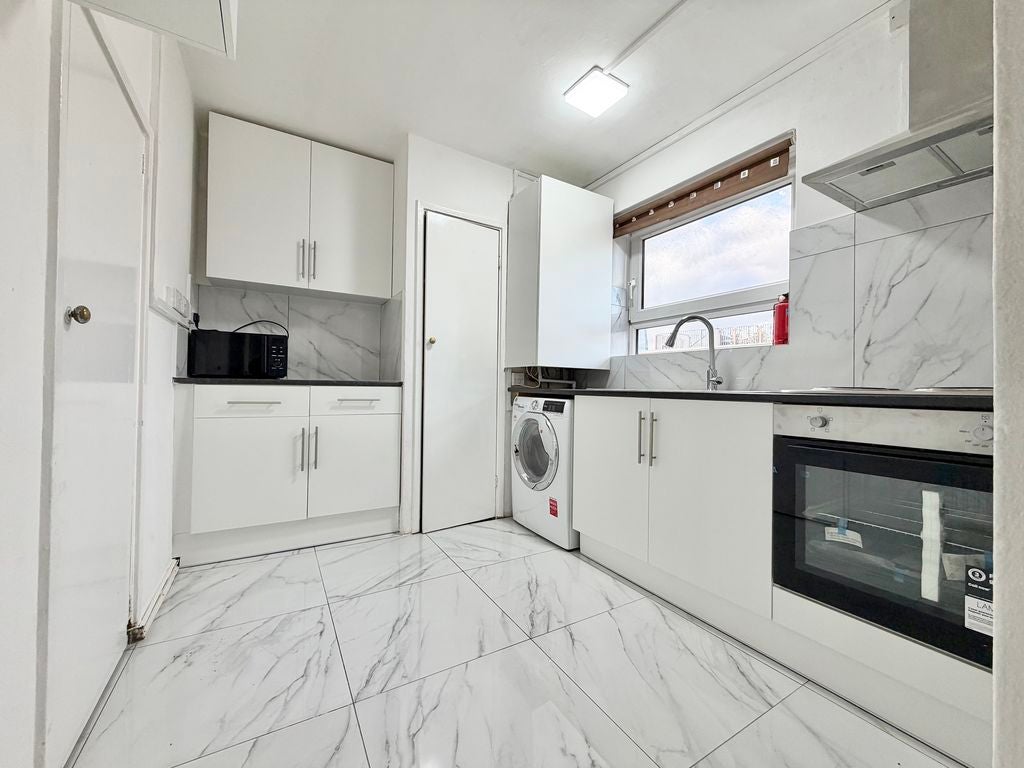 Flat Millstream Road in Greater London