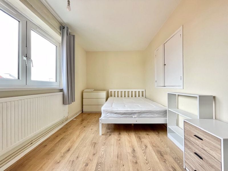 Flat Millstream Road in Greater London