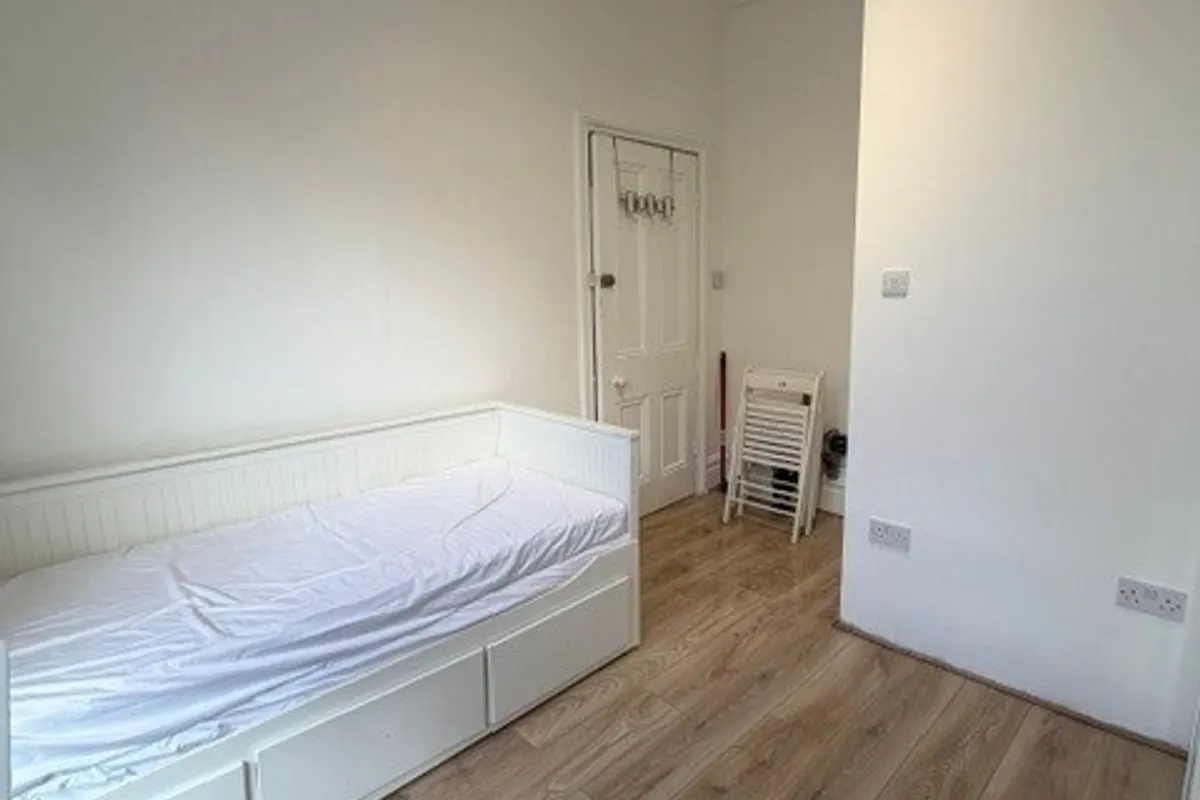 Flat Colet Gardens in Greater London