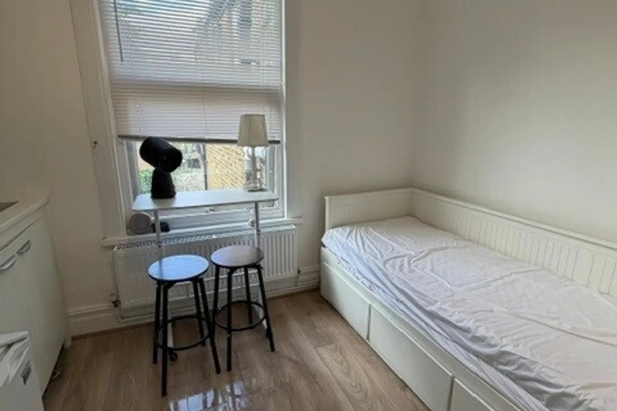 Flat Colet Gardens in Greater London