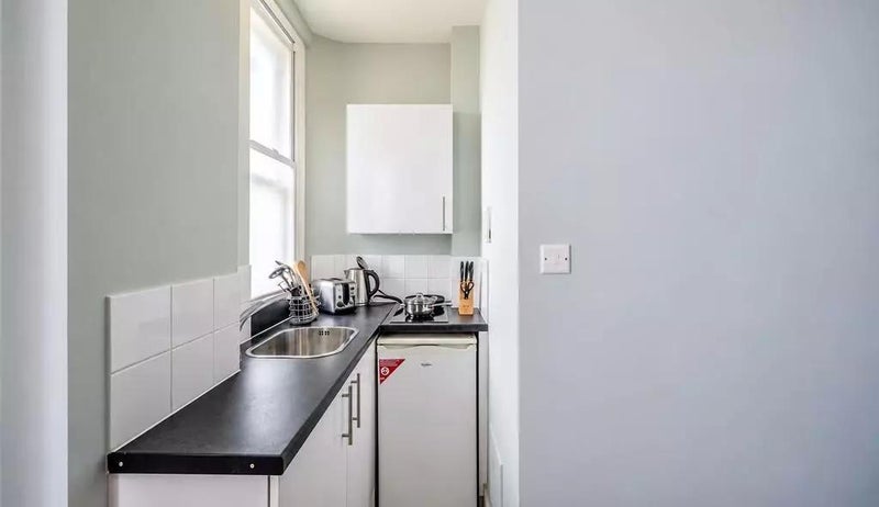 Room Hill Street in City of Westminster