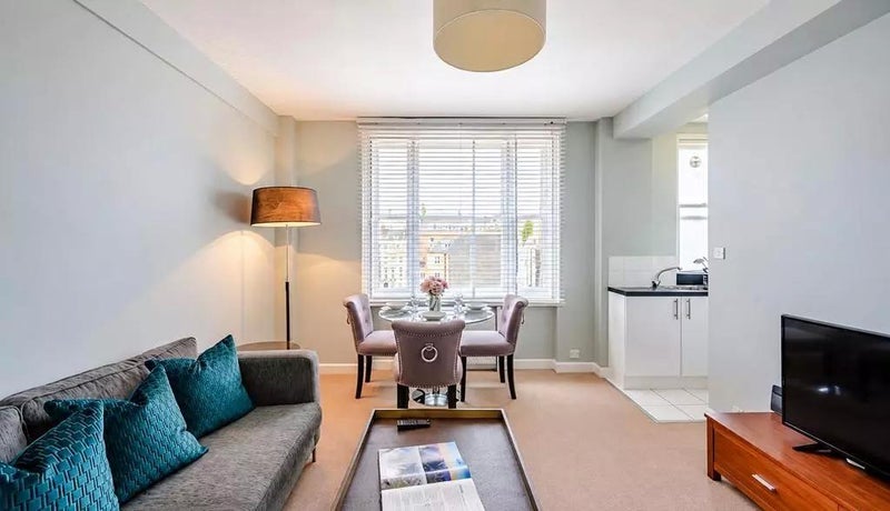 Room Hill Street in City of Westminster
