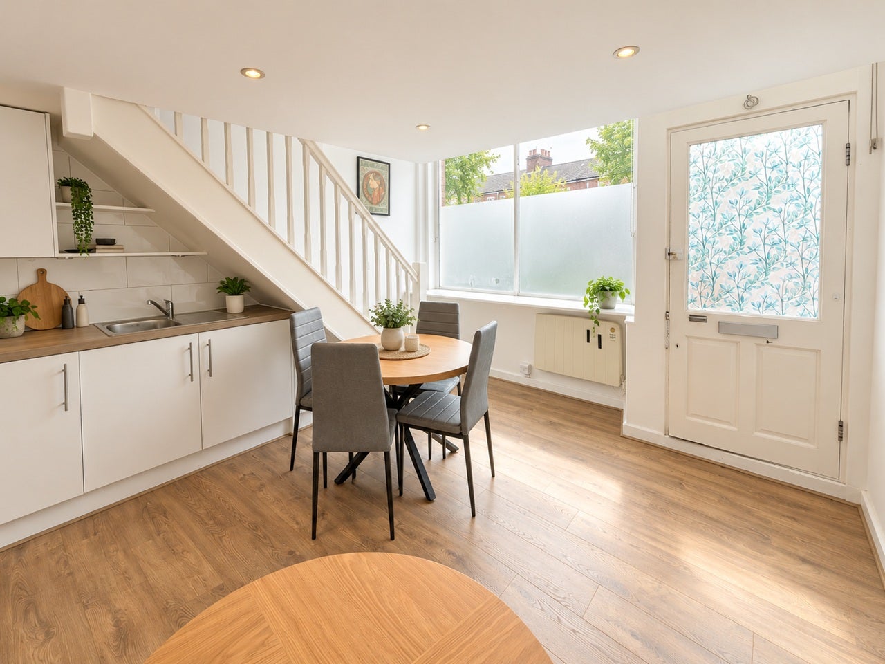 Flat Greyhound Road in Greater London