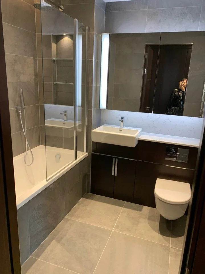 Flat Ponton Road in Greater London