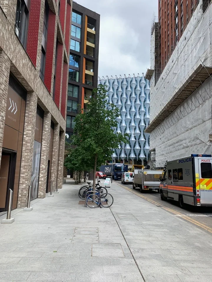 Flat Ponton Road in Greater London