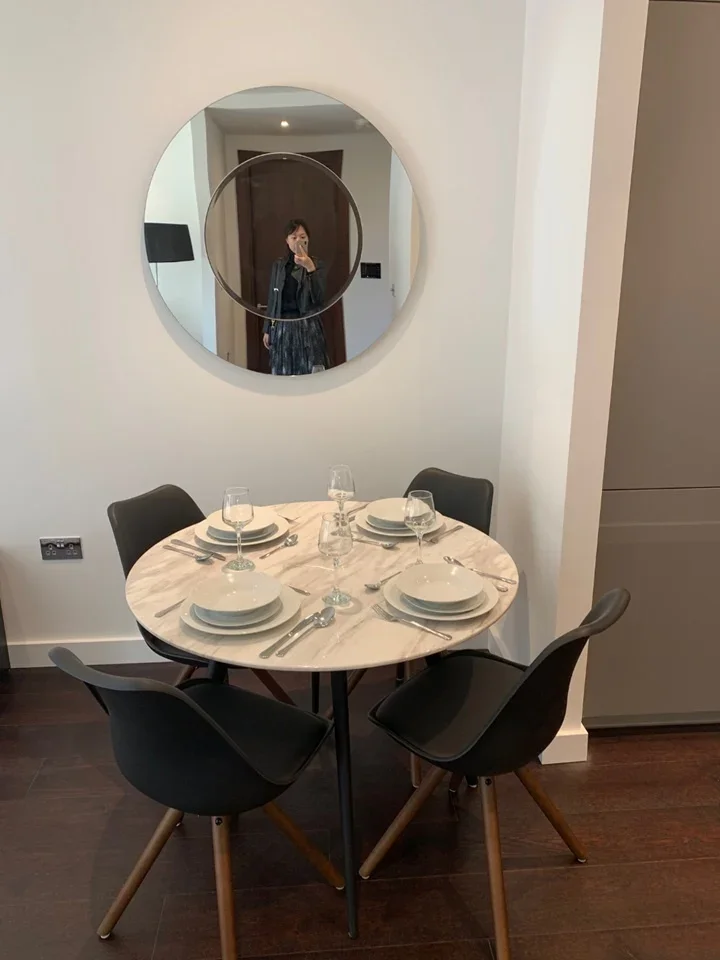 Flat Ponton Road in Greater London