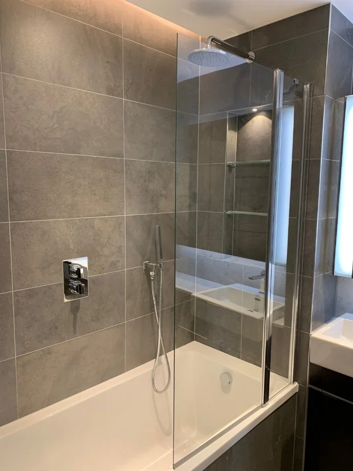 Flat Ponton Road in Greater London