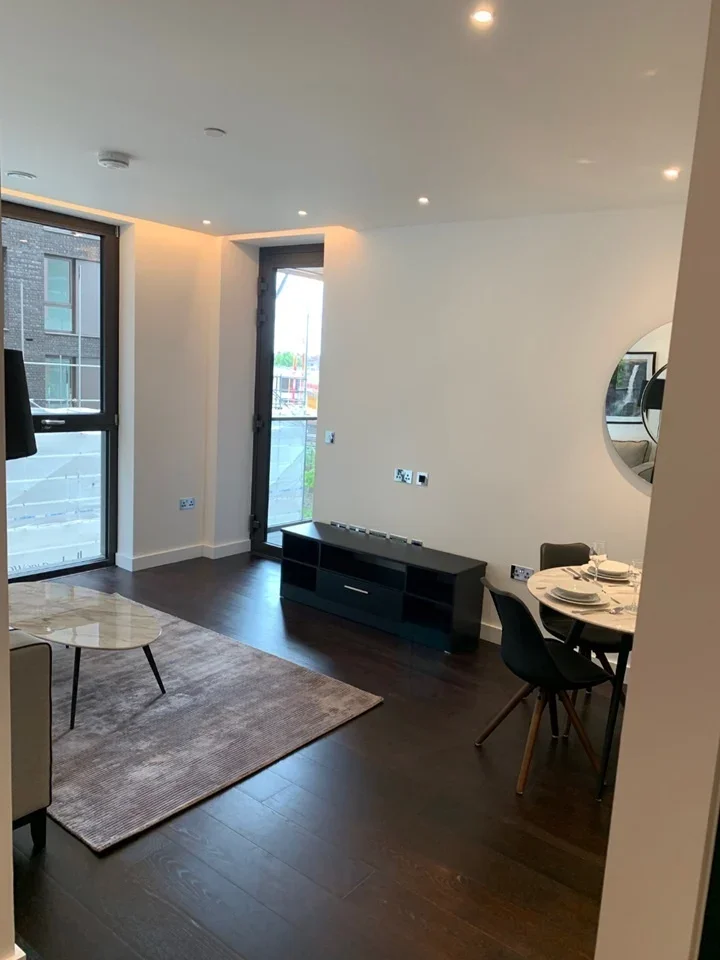 Flat Ponton Road in Greater London
