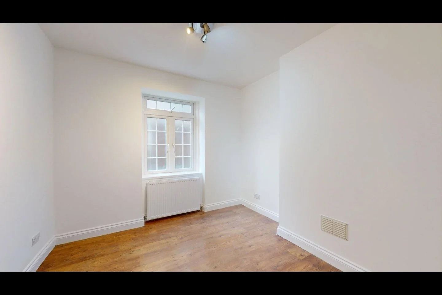 Flat Dundee Road in Greater London