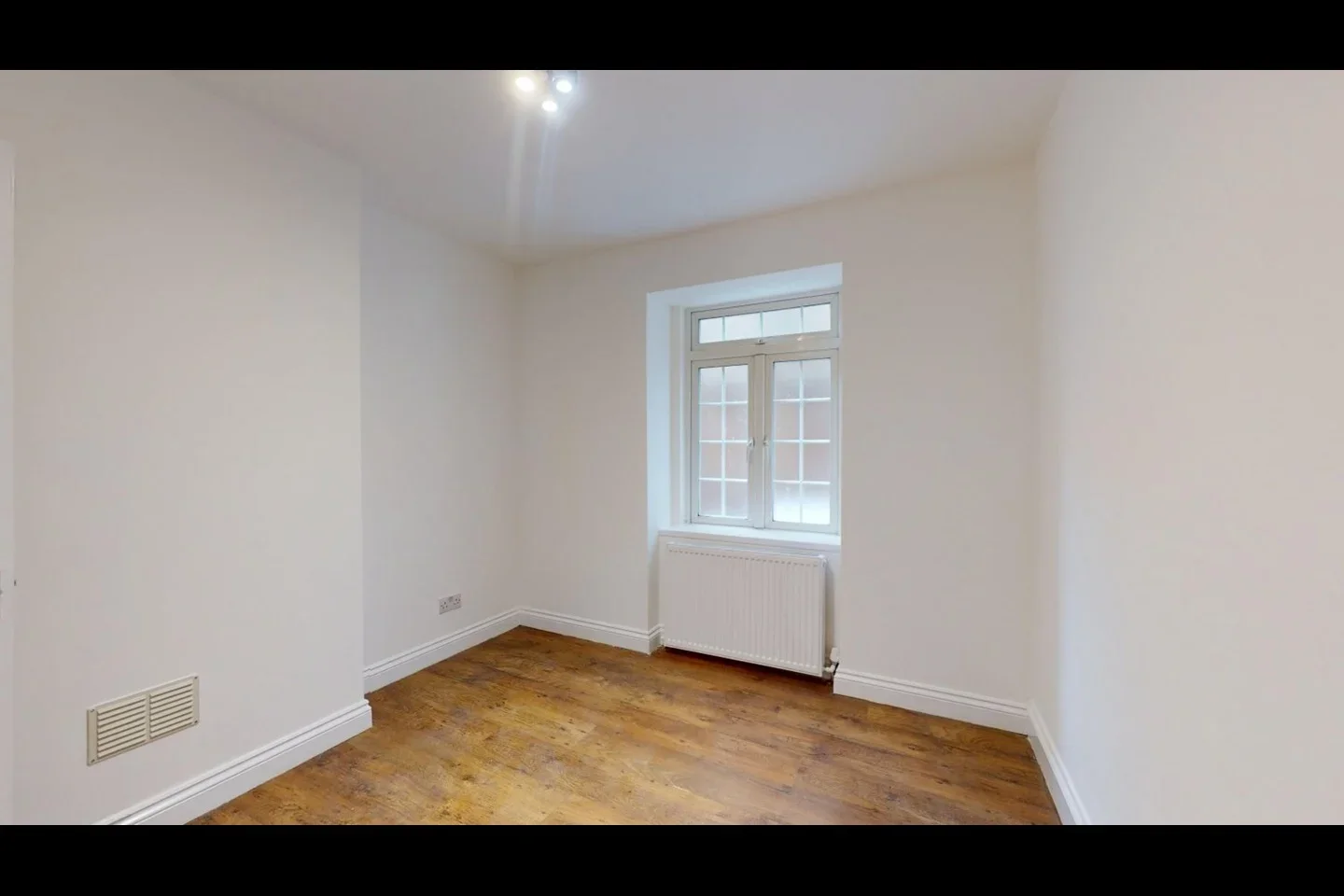 Flat Dundee Road in Greater London
