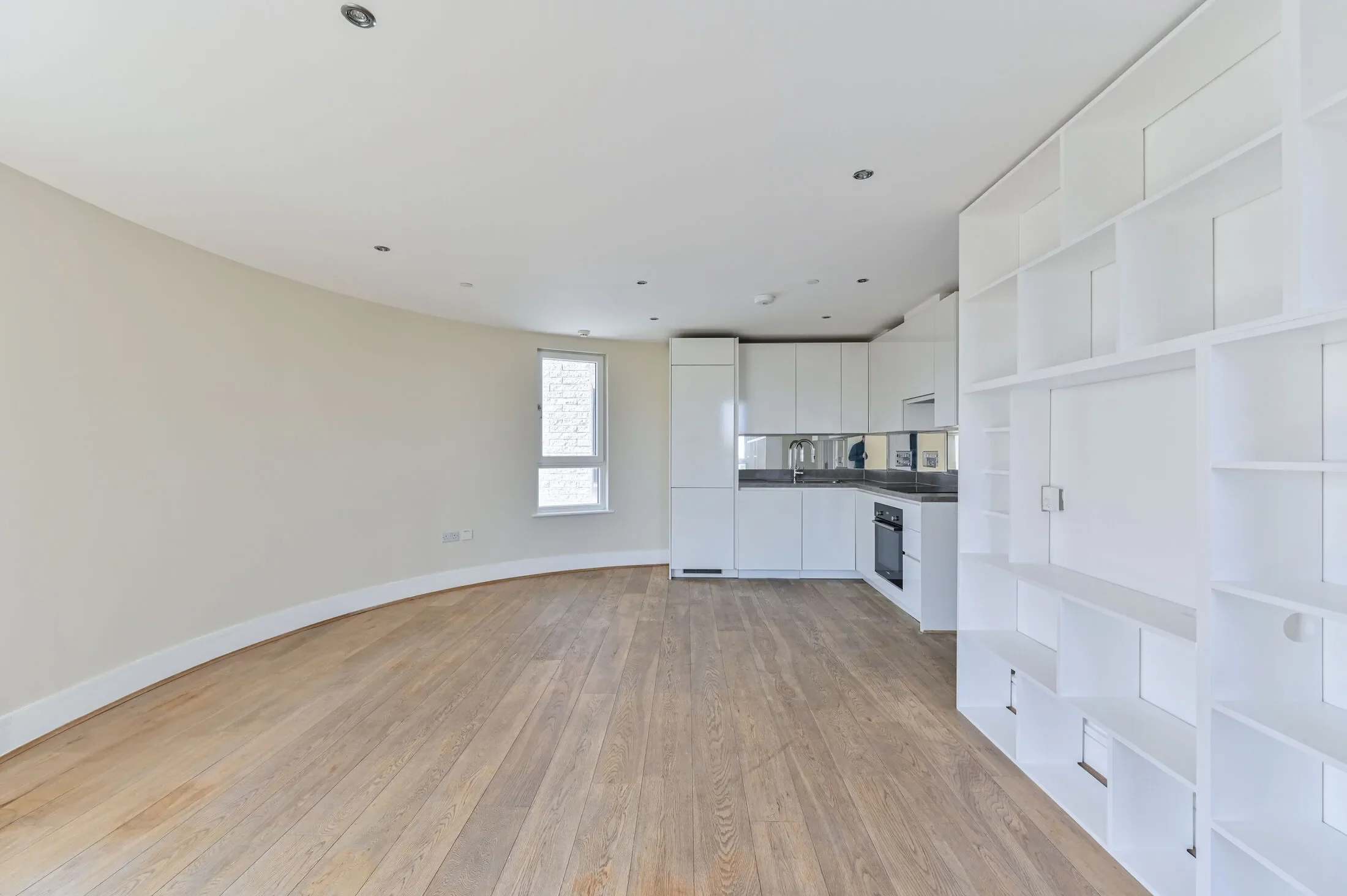 Flat Clapham High Street in Greater London