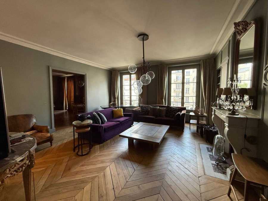 Flat Rue Pierre Fontaine in Paris