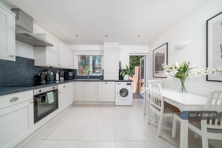 House Foxglove Way in Greater London