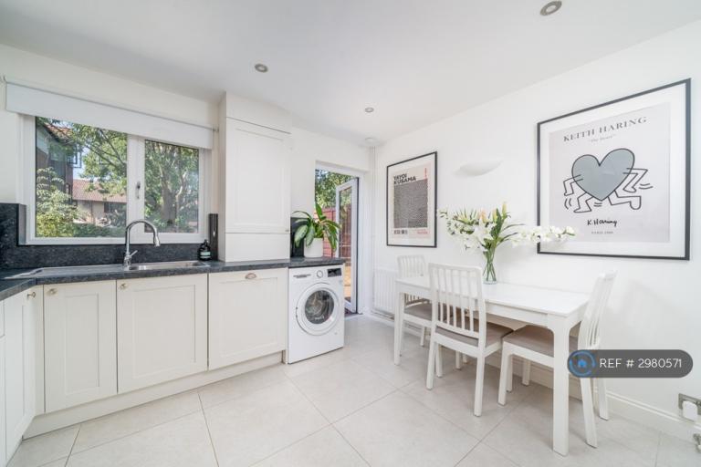 House Foxglove Way in Greater London