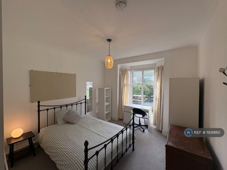 Room Beechwood Road in Swansea