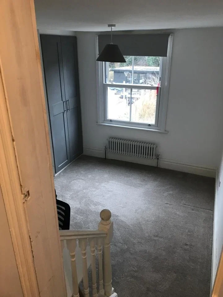 Flat Victoria Avenue in Greater London