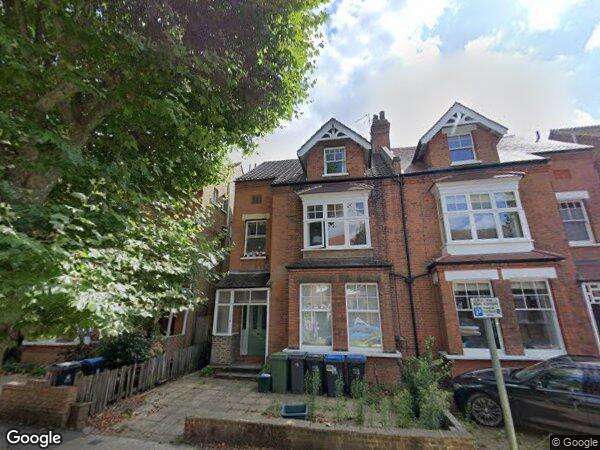 Flat Victoria Avenue in Greater London