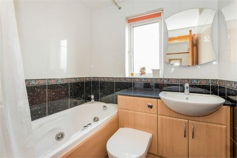 Room Gracemount Avenue in City of Edinburgh